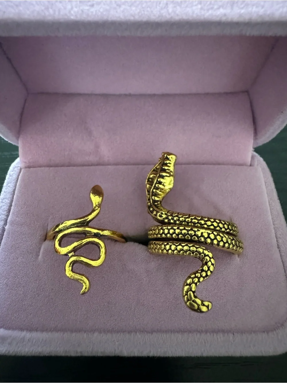 Set of 2 Gold tone snake rings with textured scales #snake #metallic size 5/6